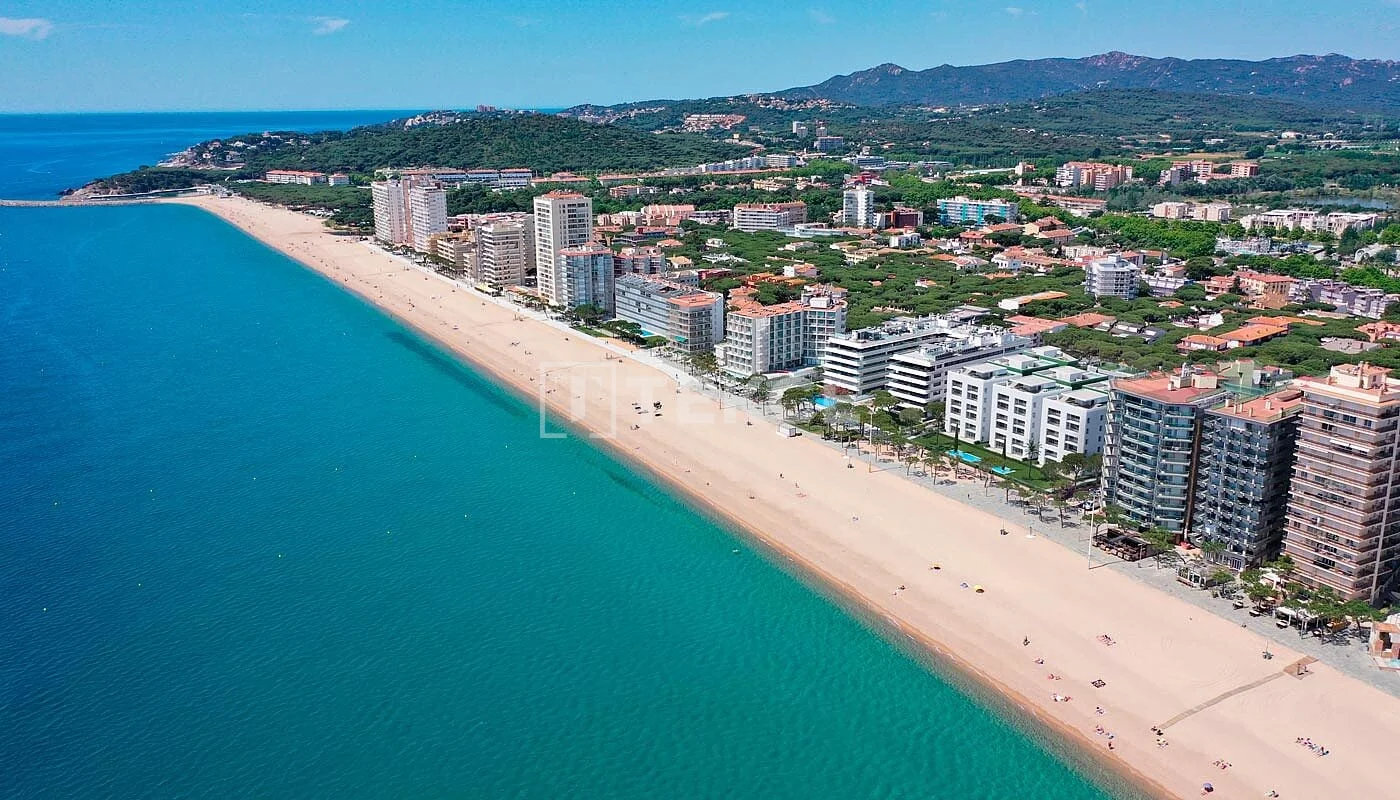 2-Bedroom Beachfront Apartment with Sea View in Platja d'Aro, photo 5