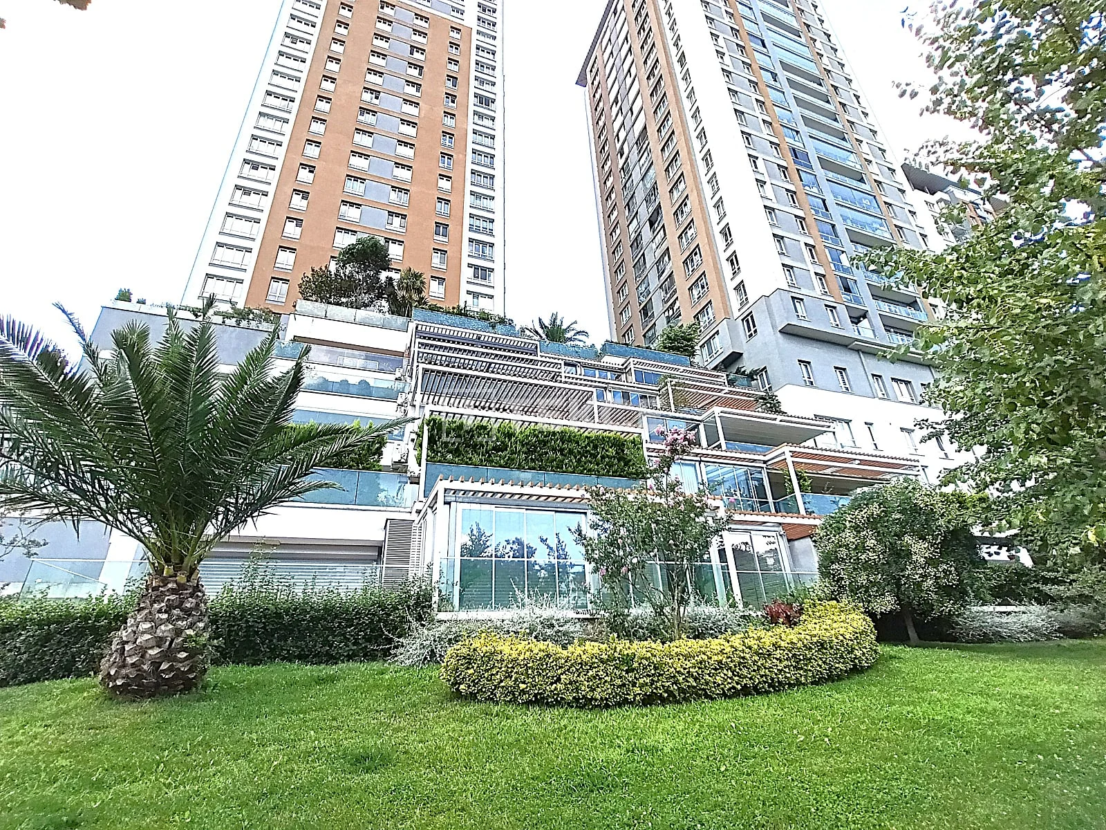 4-Bedroom Apartment with Terrace and Garden in Istanbul