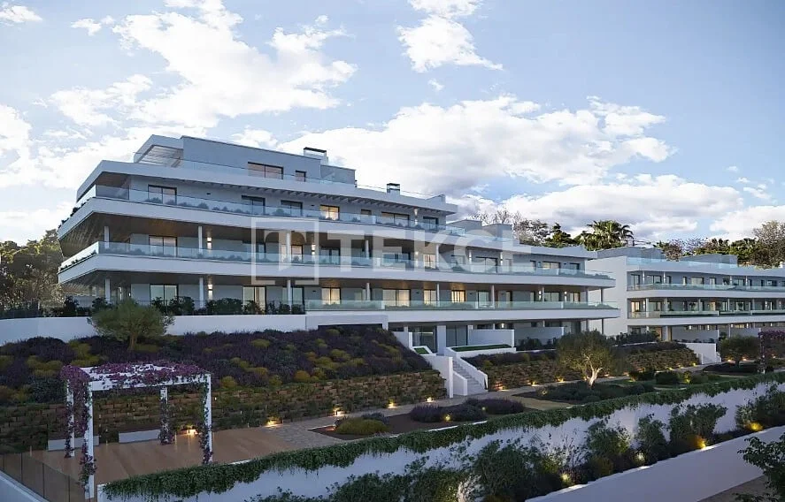3-Bedroom Apartment with Sea and Mountain Views in Estepona