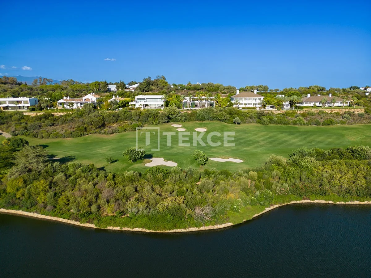 5-Bedroom Villa with Golf and Sea Views in Casares, photo 4