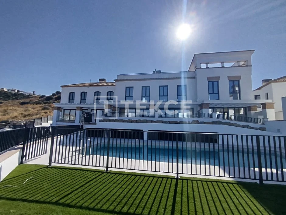 2-Bedroom Townhouse with Sea View in Torrox, photo 2