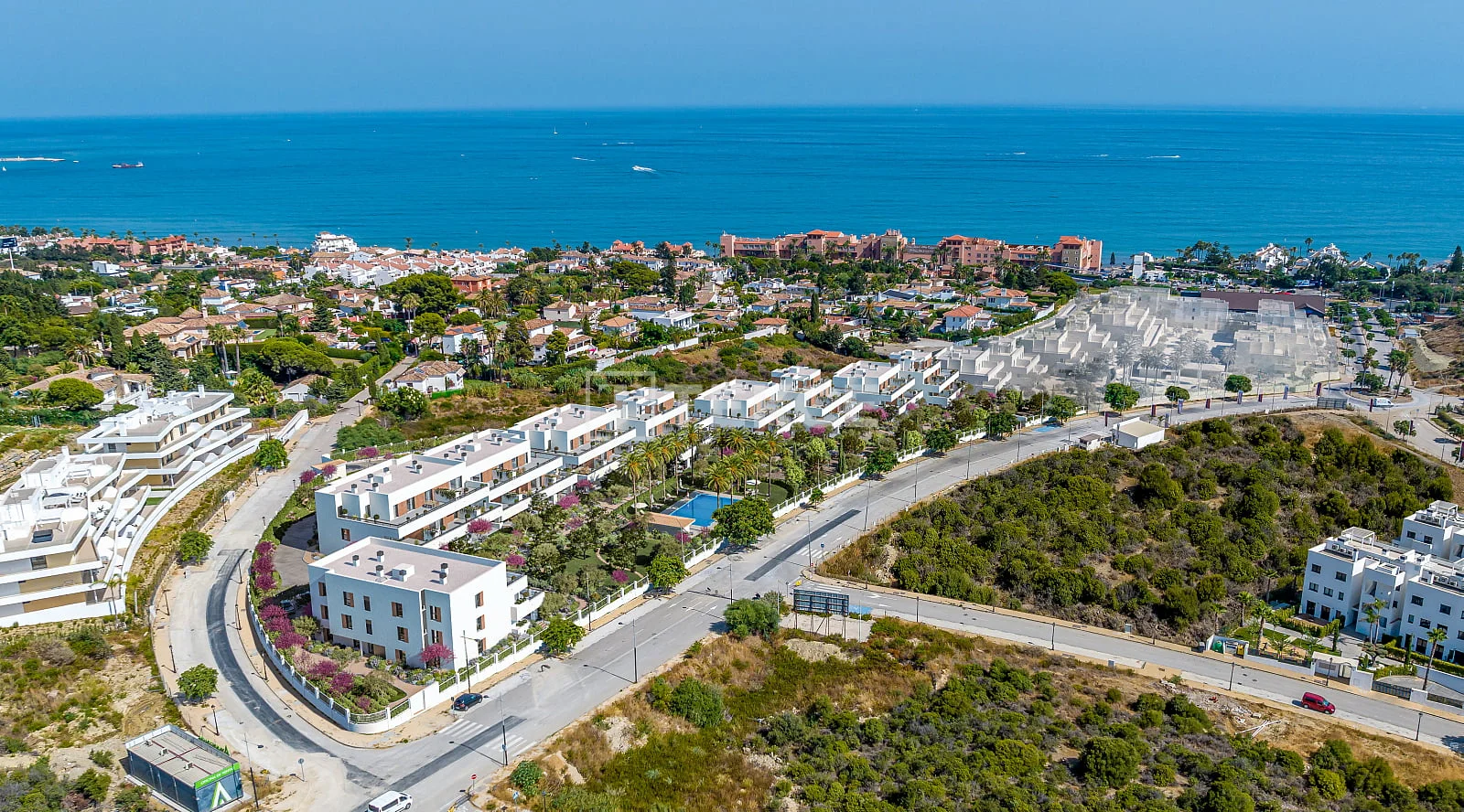 2-Bedroom Apartment with Sea View and Terrace in Estepona, photo 2