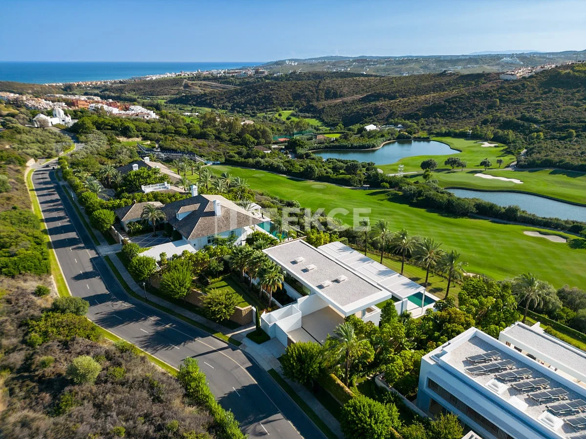 5-Bedroom Villa with Golf and Sea Views in Casares, photo 2