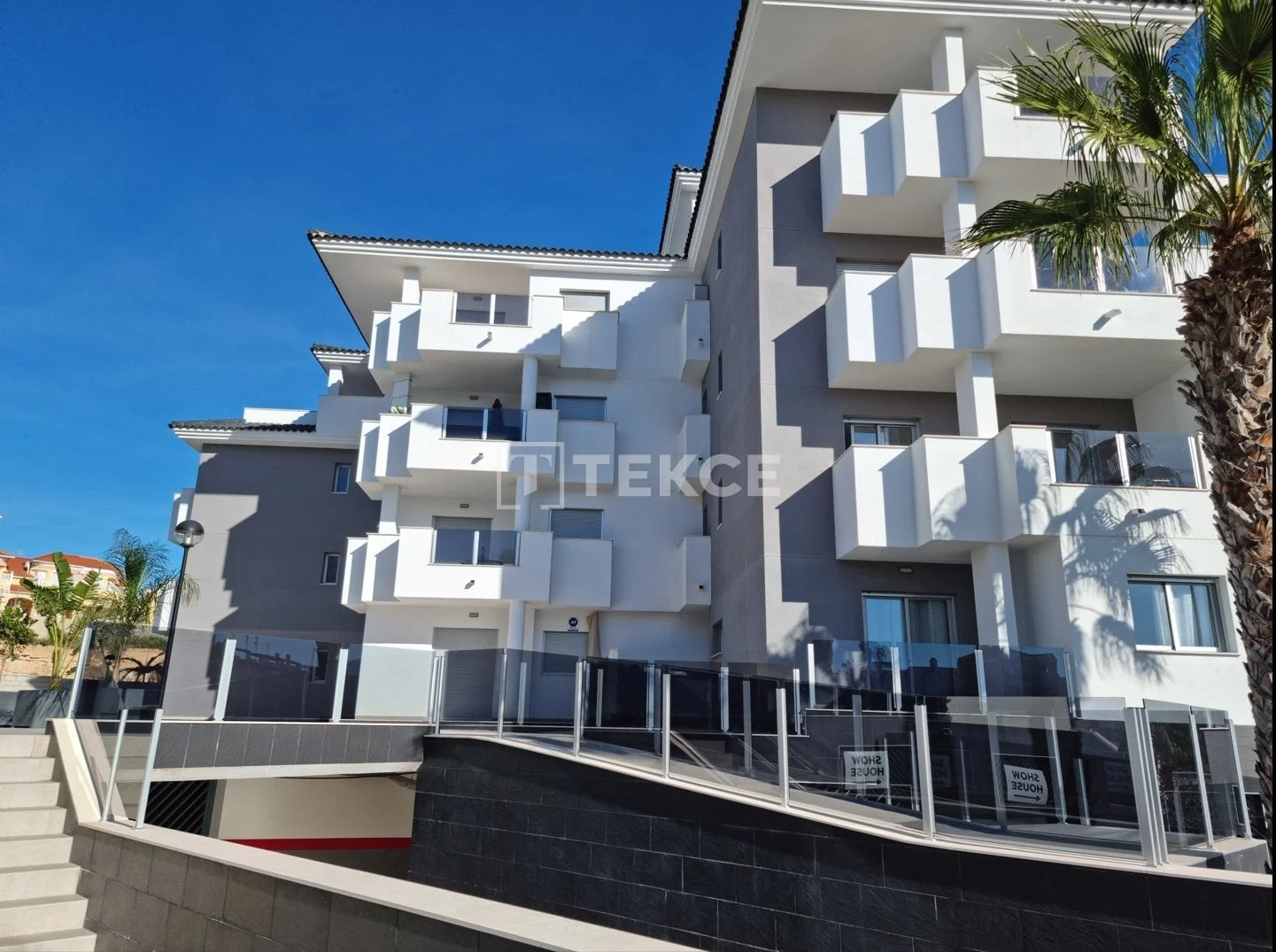 2-Bedroom Apartment with Balcony and Terrace in Villamartin, photo 4