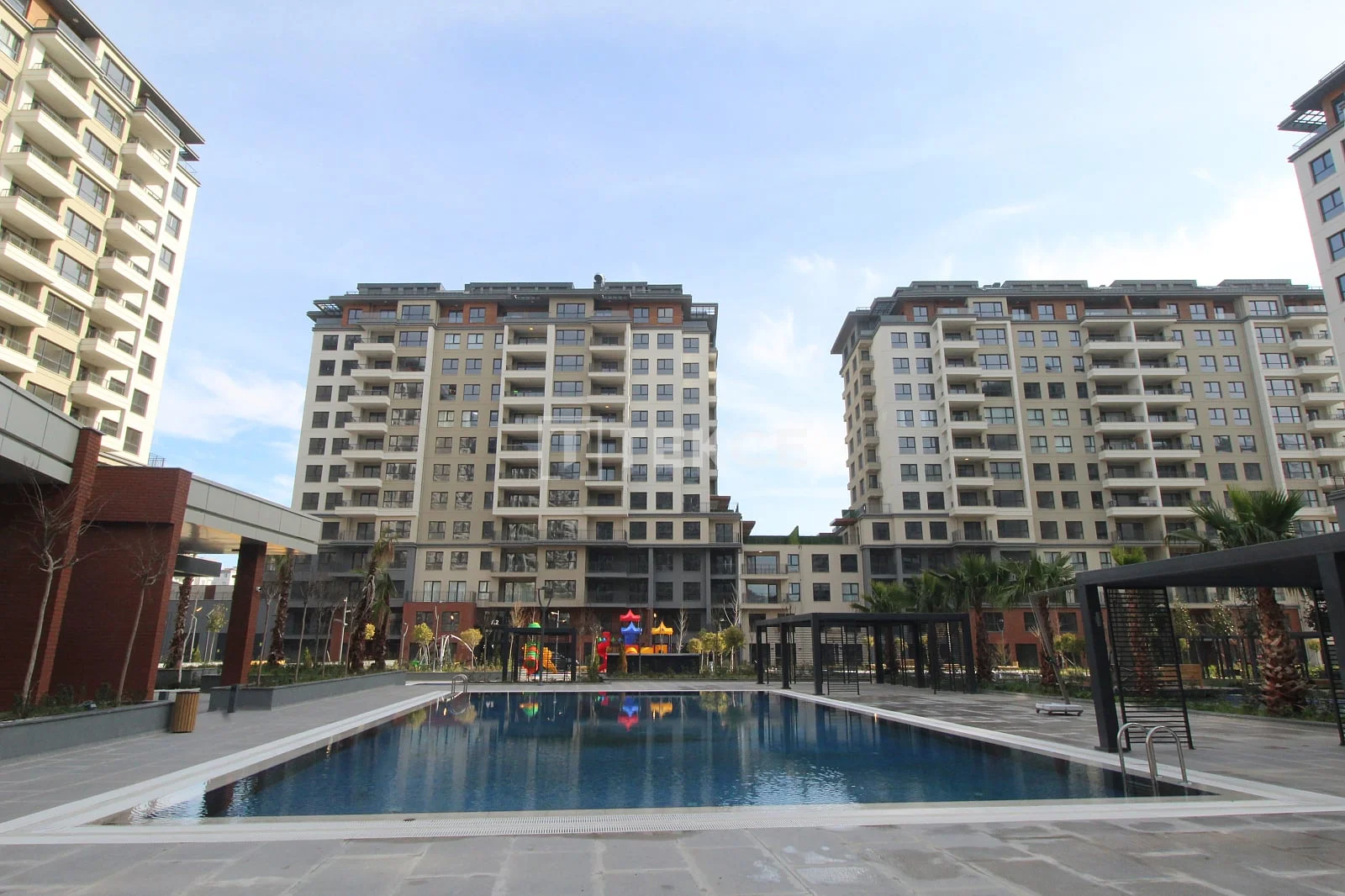 4-Bedroom Apartment with Pool and Sauna in Istanbul