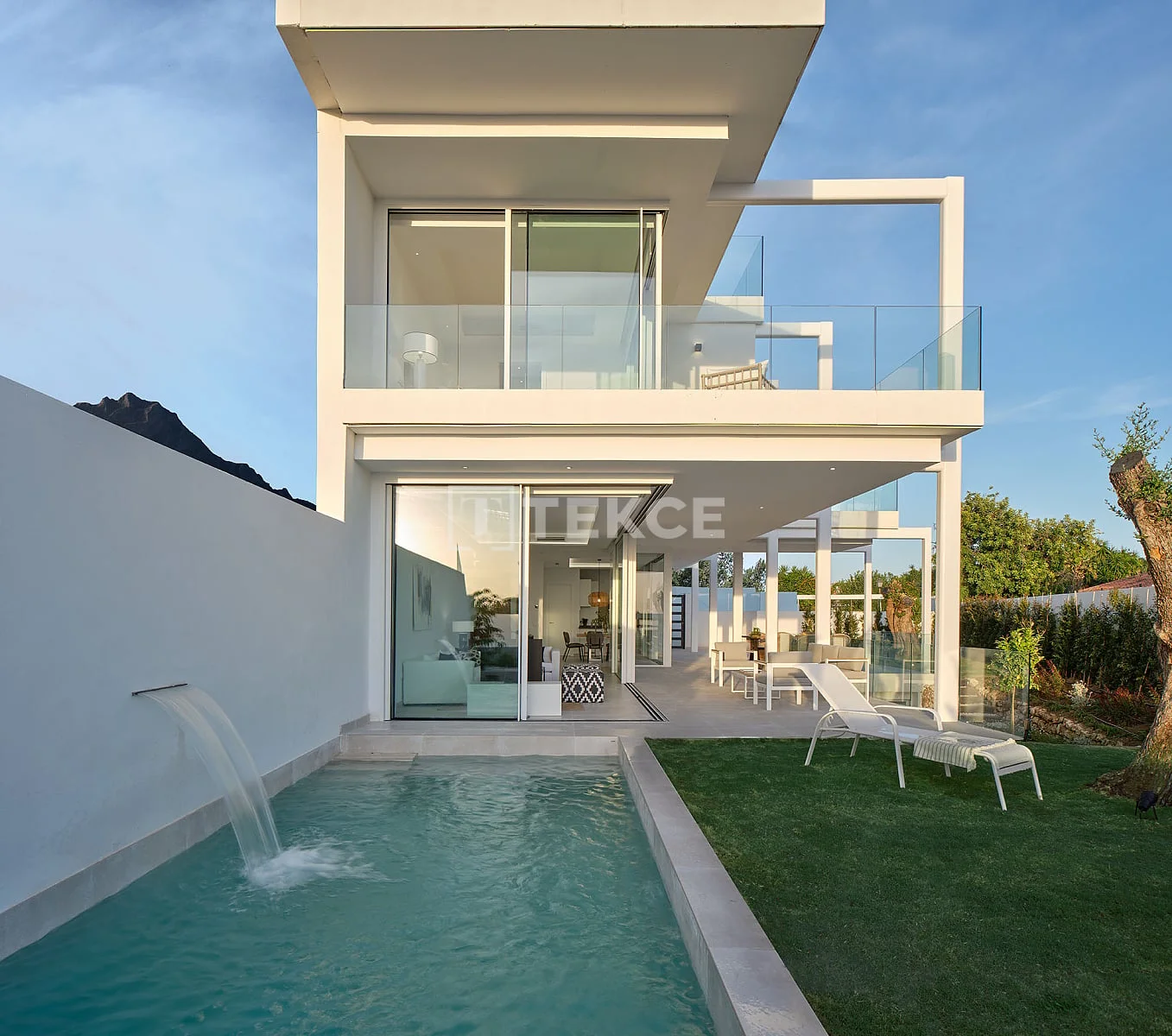 4-Bedroom Villa with Private Pool and Sea View in Marbella, photo 3