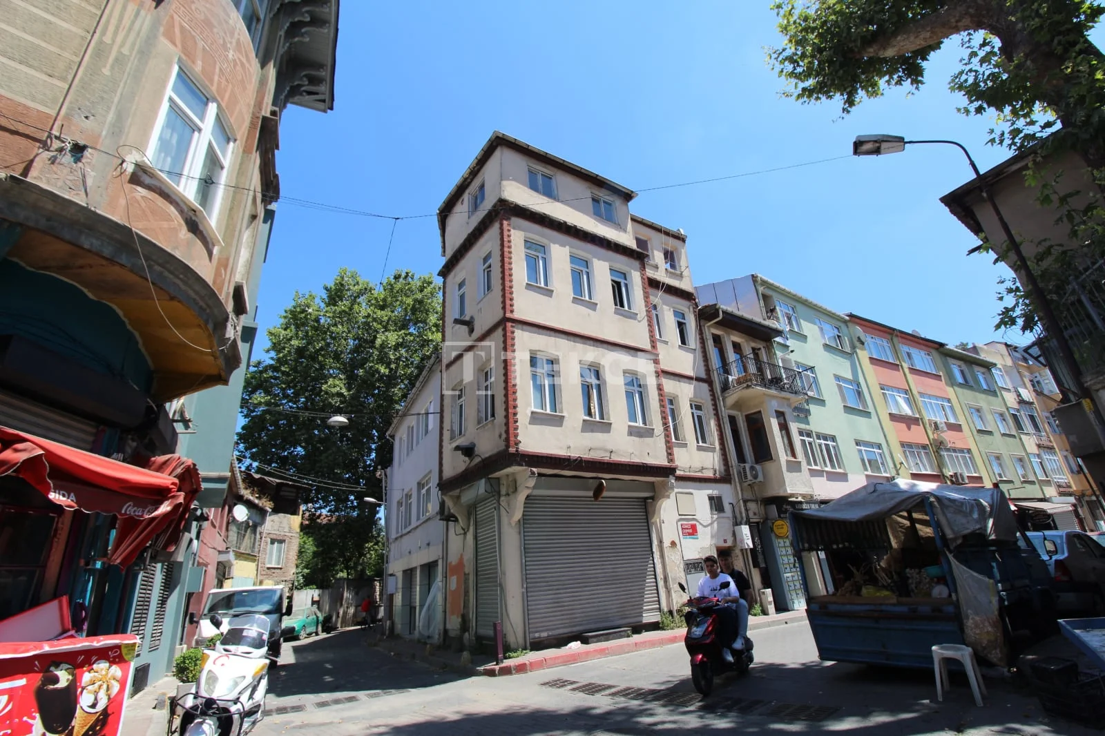 Commercial Building with Apartments in Fatih, Istanbul