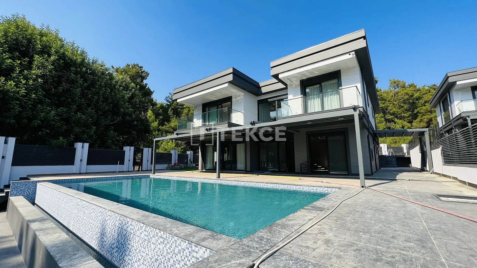 4-Bedroom Villa with Private Pool in Kemer