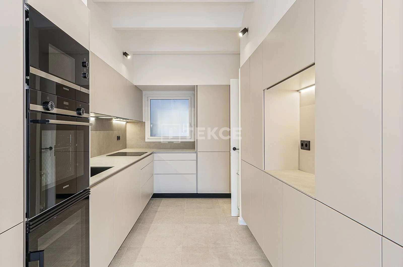 3-Bedroom Apartment with City View in Barcelona City Center, photo 5