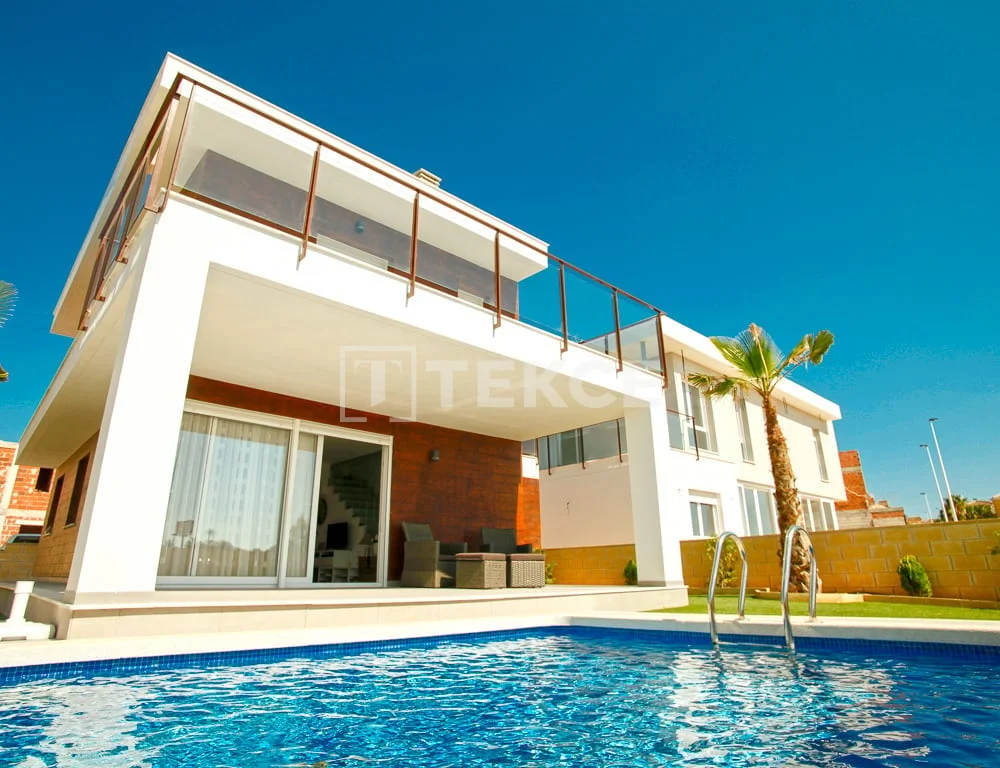 4-Bedroom Villa with Private Pool and Garden in Santa Pola