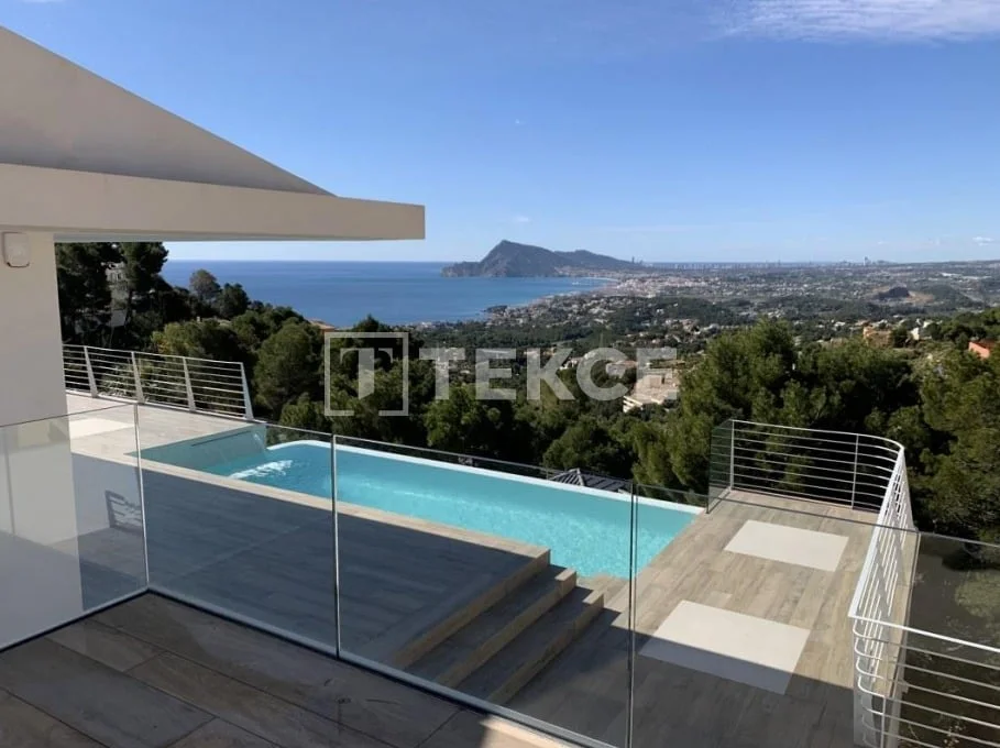4-Bedroom Villa with Sea View and Private Pool in Altea