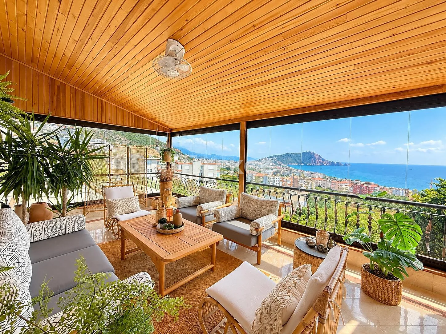 4-Bedroom Villa with Private Pool and Sea View in Alanya