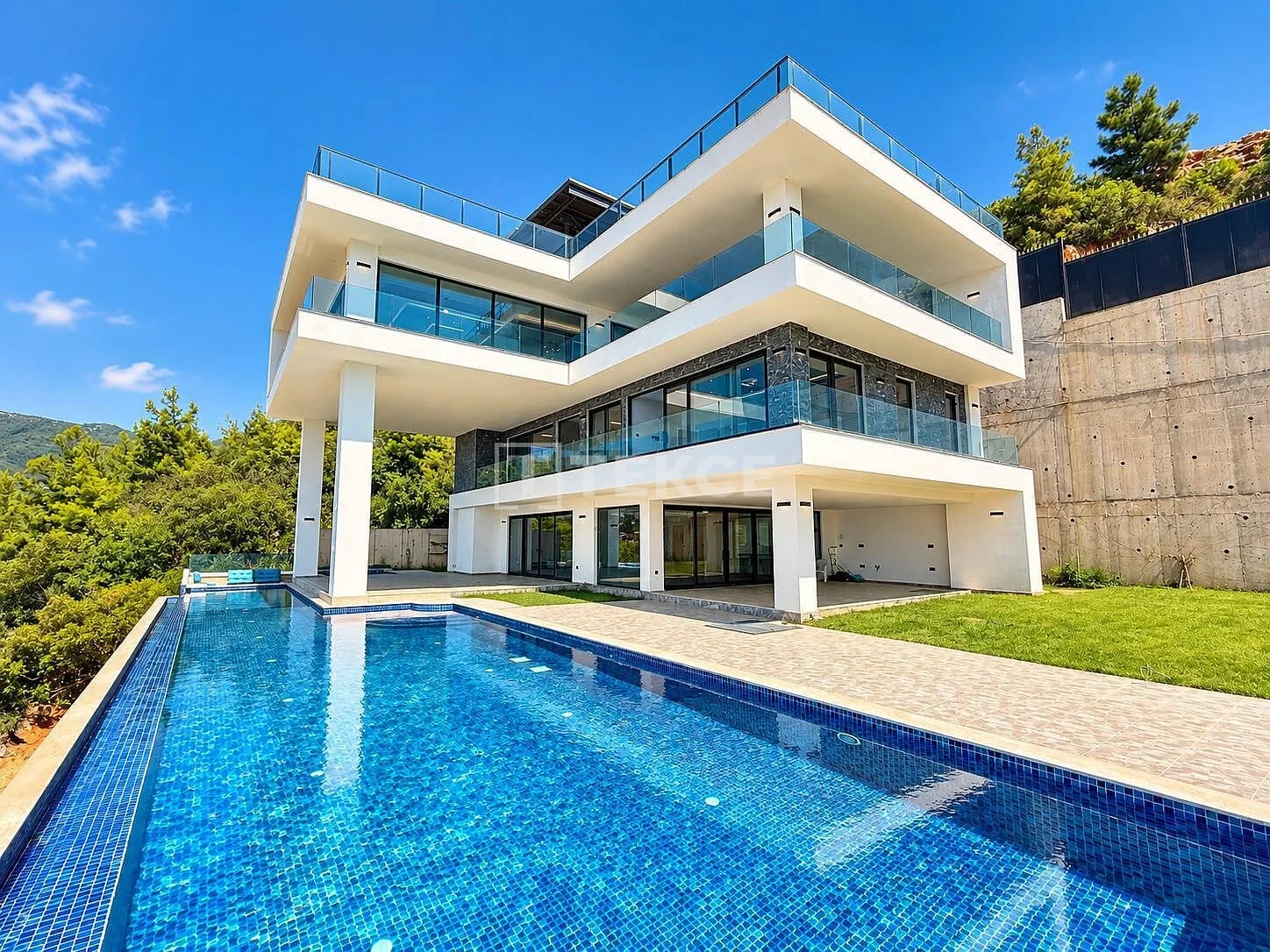 4-Bedroom Villa with Sea and City Views in Alanya