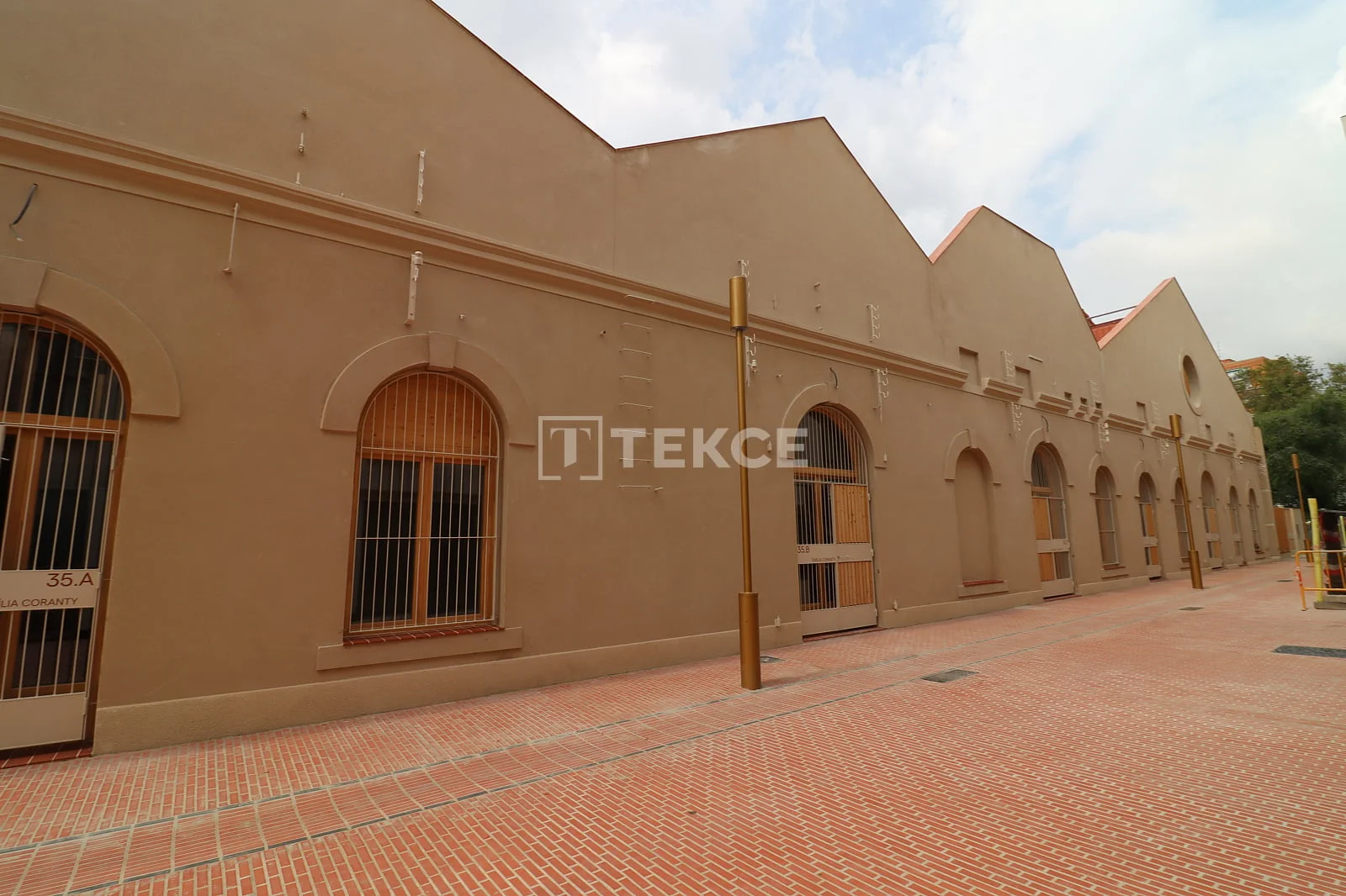 2-Bedroom Townhouse with Private Garden in Barcelona, photo 5