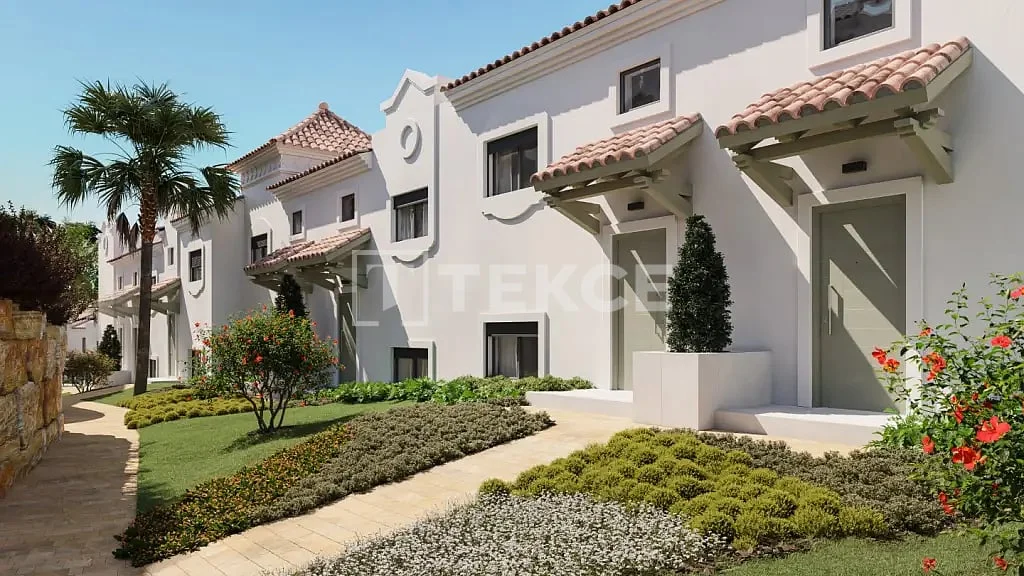 3-Bedroom Townhouse with Sea and Golf Course Views in Estepona, photo 3