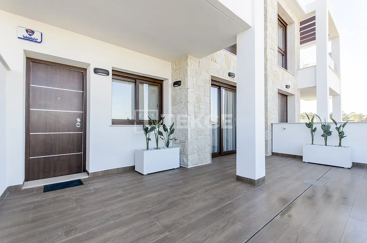 2-Bedroom Penthouse with Terrace and Lake View in Torrevieja, photo 5