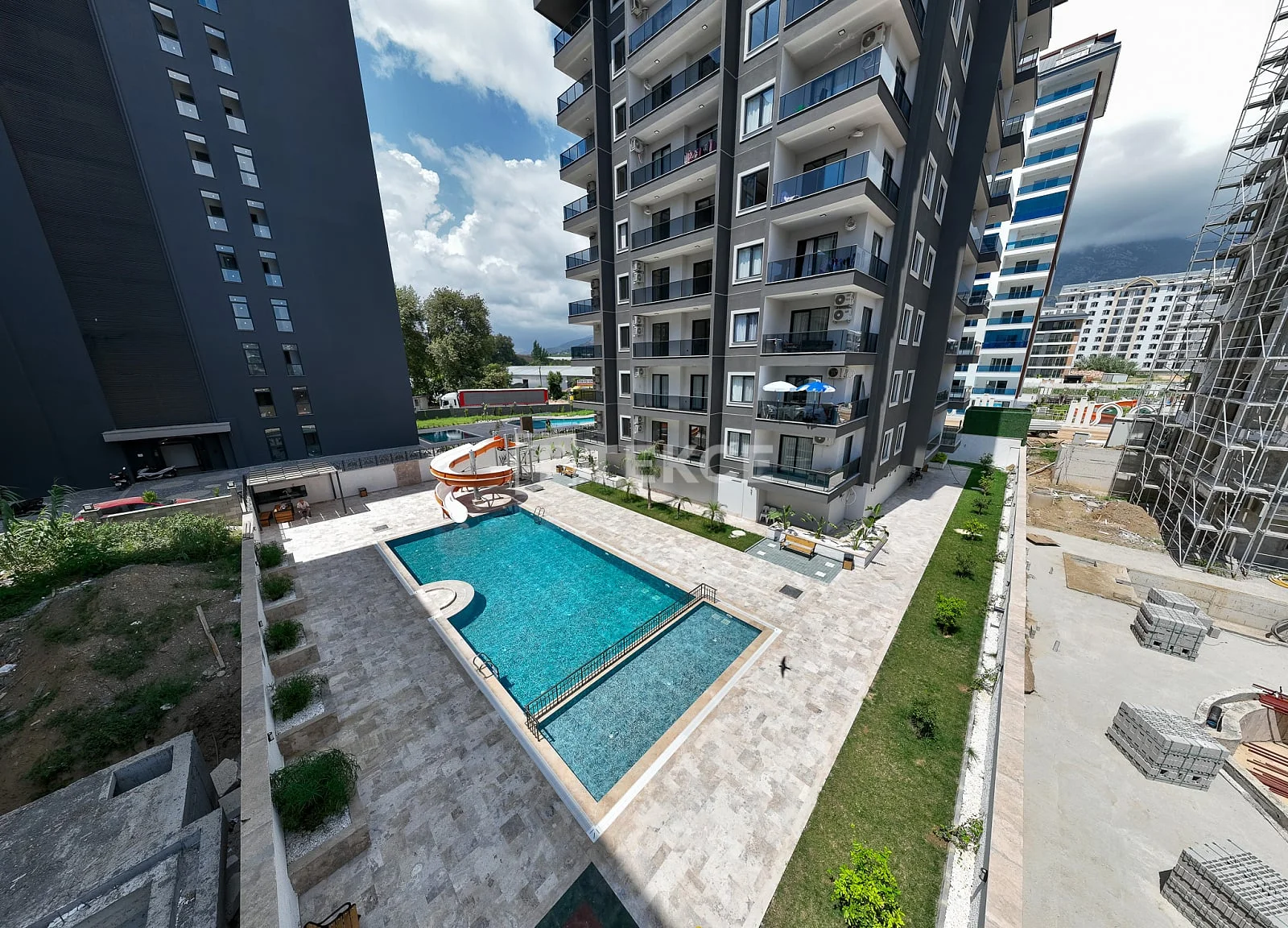 2-Bedroom Penthouse and Apartment with Sea View in Mahmutlar, Alanya
