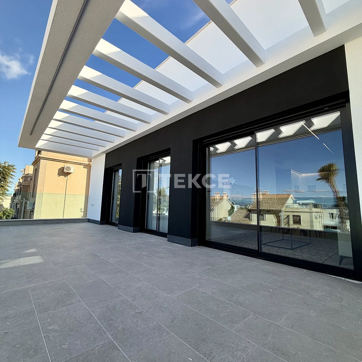 2-Bedroom Apartment with Garden and Terrace in Algorfa