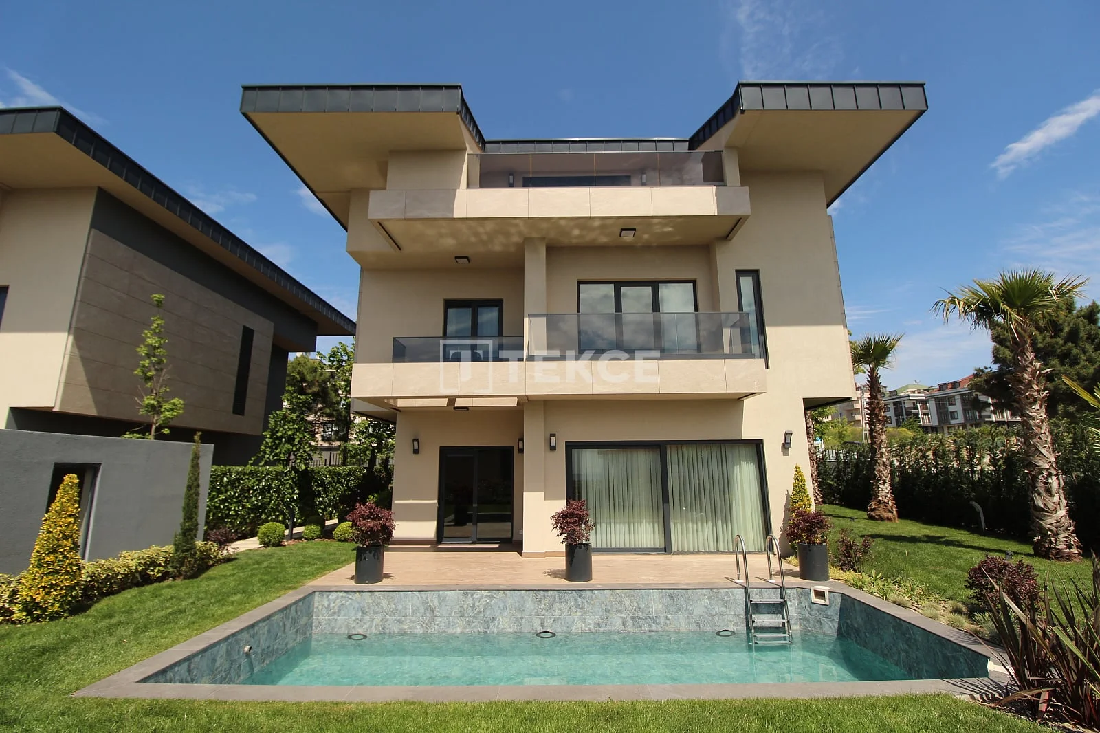 4-Bedroom Villa with Sea View and Private Pool in Istanbul