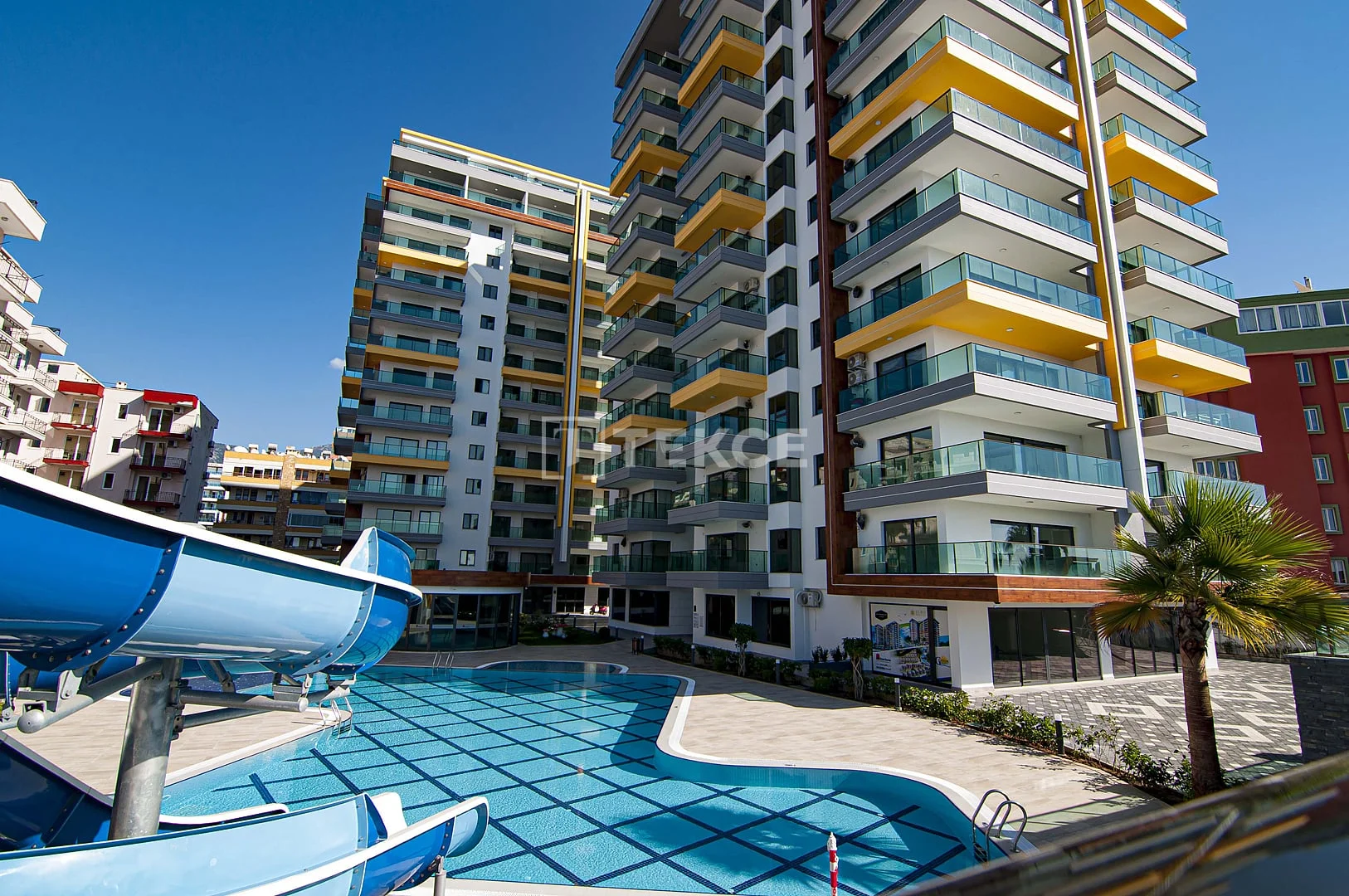Beachfront 2-Bedroom Apartment with Sea View in Mahmutlar, Alanya