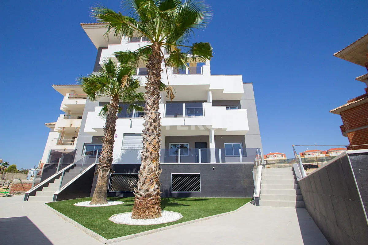 2-Bedroom Apartment with Balcony and Terrace in Villamartin, photo 2