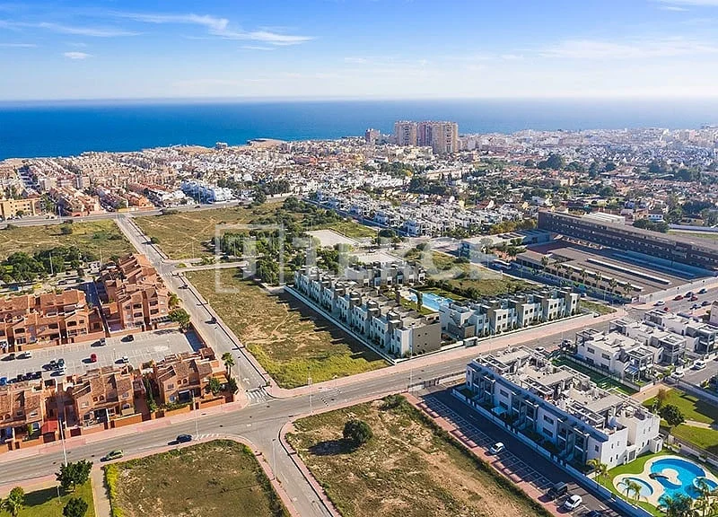 2-Bedroom Apartment with Garden in Torrevieja, photo 5