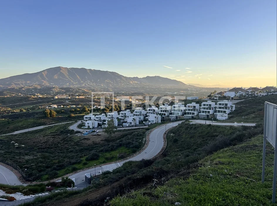 5-Bedroom Villa with Private Pool and Golf Course Views in Mijas, photo 2