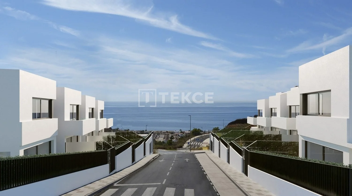 4-Bedroom Townhouse with Sea View in Rincon de la Victoria
