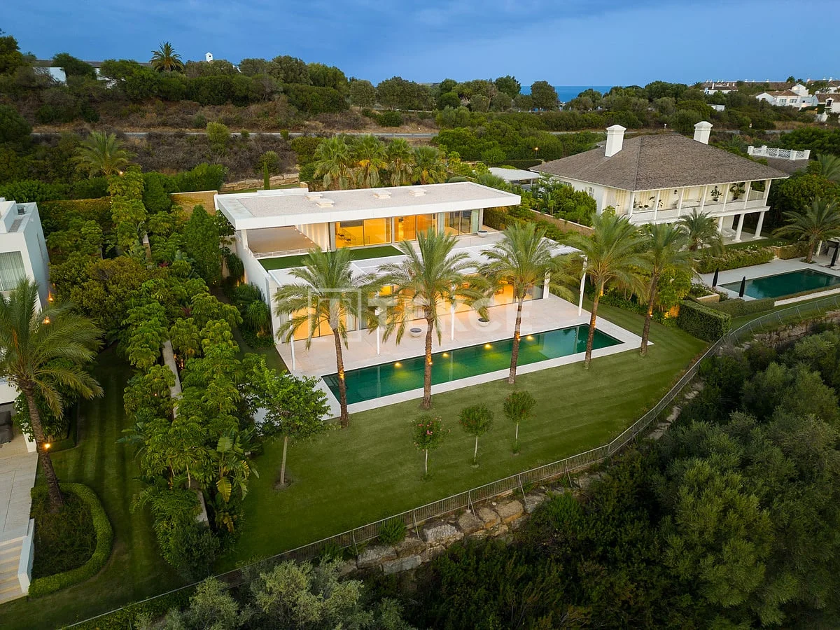 5-Bedroom Villa with Golf and Sea Views in Casares, photo 5