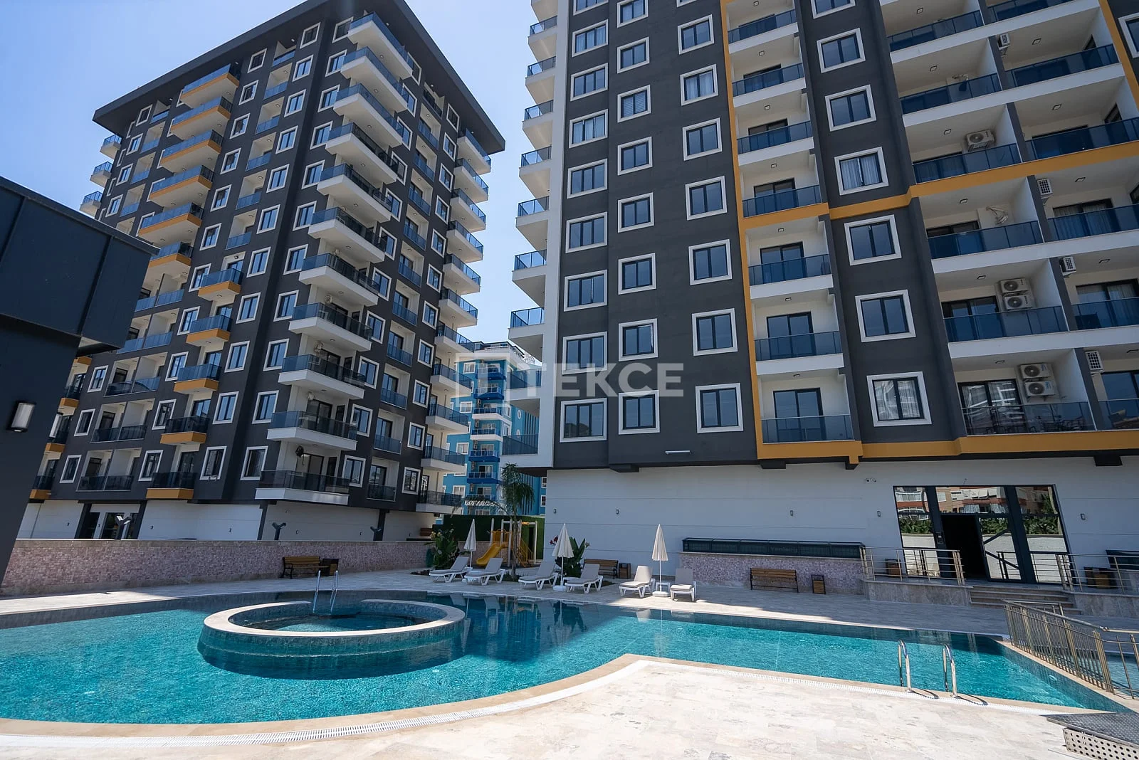 2-Bedroom Penthouse and Apartment with Sea View in Mahmutlar, Alanya