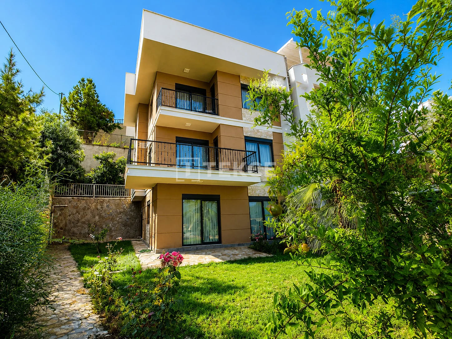 4-Bedroom Furnished Villa with Private Pool in Kargicak, Alanya