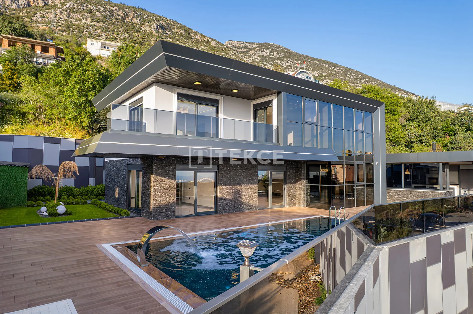 4-Bedroom Villa with Private Pool and Smart Home System in Alanya