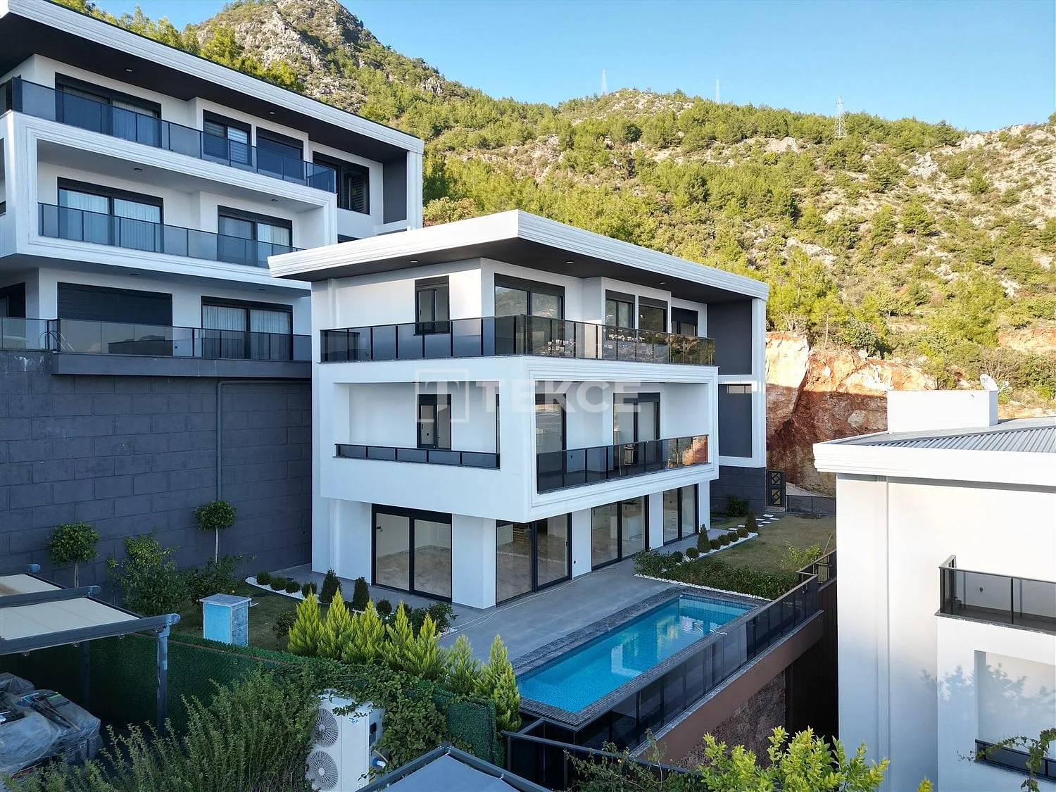 5-Bedroom Villa with Private Pool and Sea View in Alanya