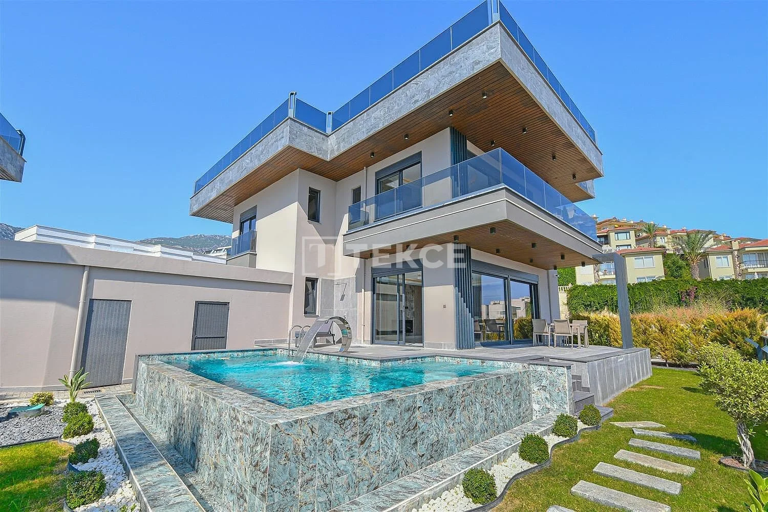 4-Bedroom Villa with Private Pool in Kargicak, Alanya