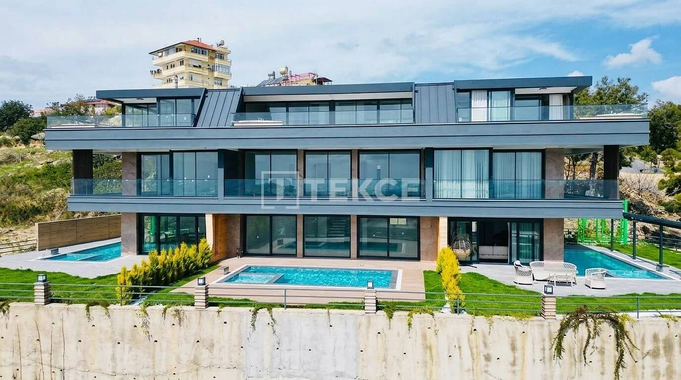 4-Bedroom Villa with Private Pool in Alanya