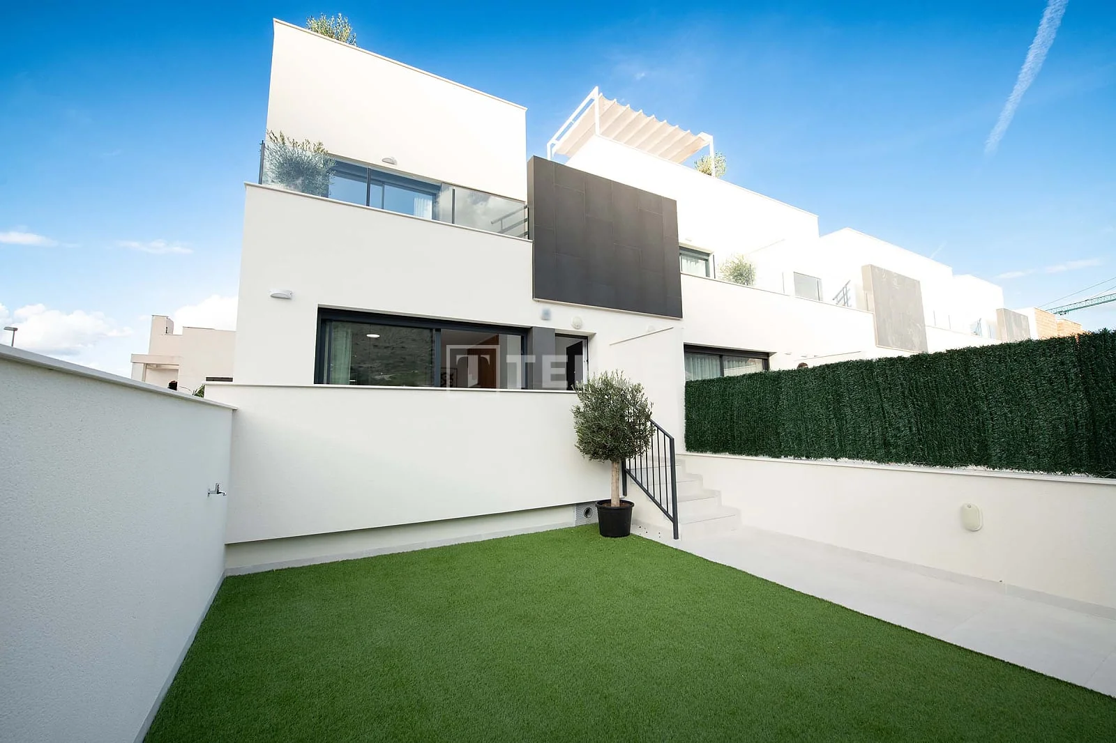 2-Bedroom Duplex Villa with Garden and Pool in Alicante, photo 2
