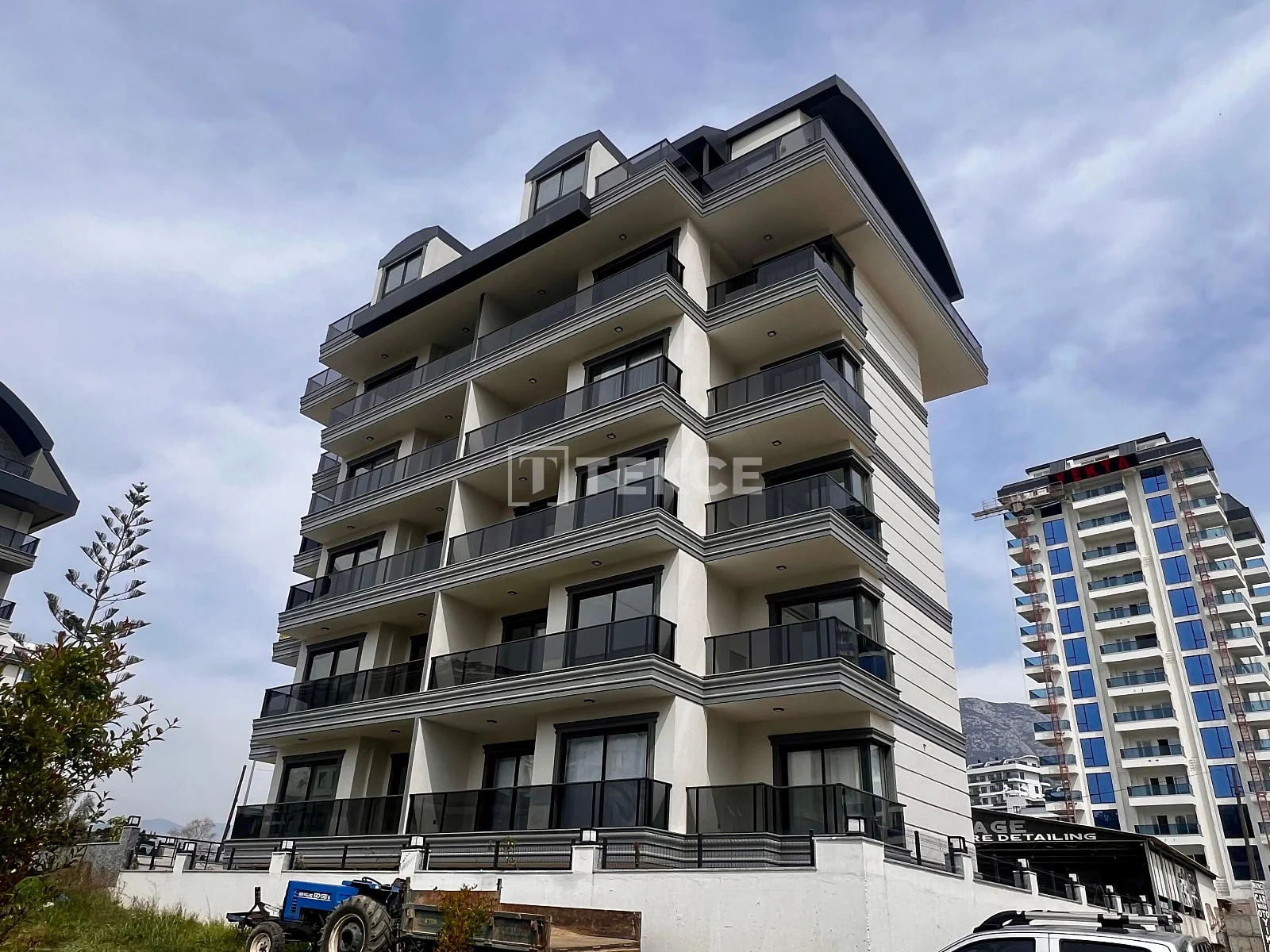 3-Bedroom (4-Room) Penthouse and Apartment with Shared Pool in Mahmutlar, Alanya
