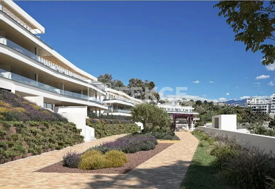 3-Bedroom Apartment with Sea and Mountain Views in Estepona, photo 2