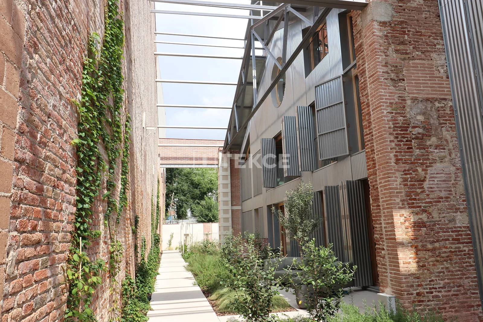 2-Bedroom Townhouse with Private Garden in Barcelona, photo 4