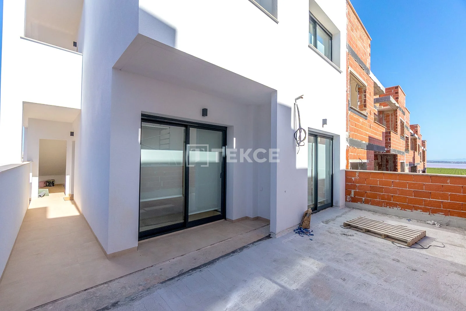 2-Bedroom Apartment with Lake View in Torrevieja, photo 2