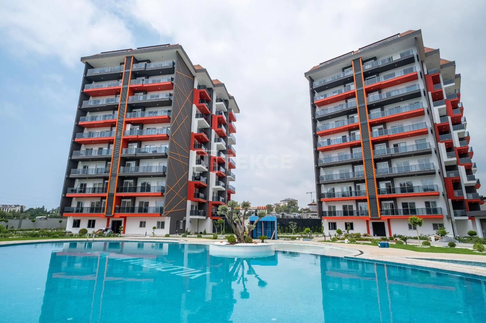 4-Bedroom Penthouse and Apartment with Sea View in Avsallar, Alanya