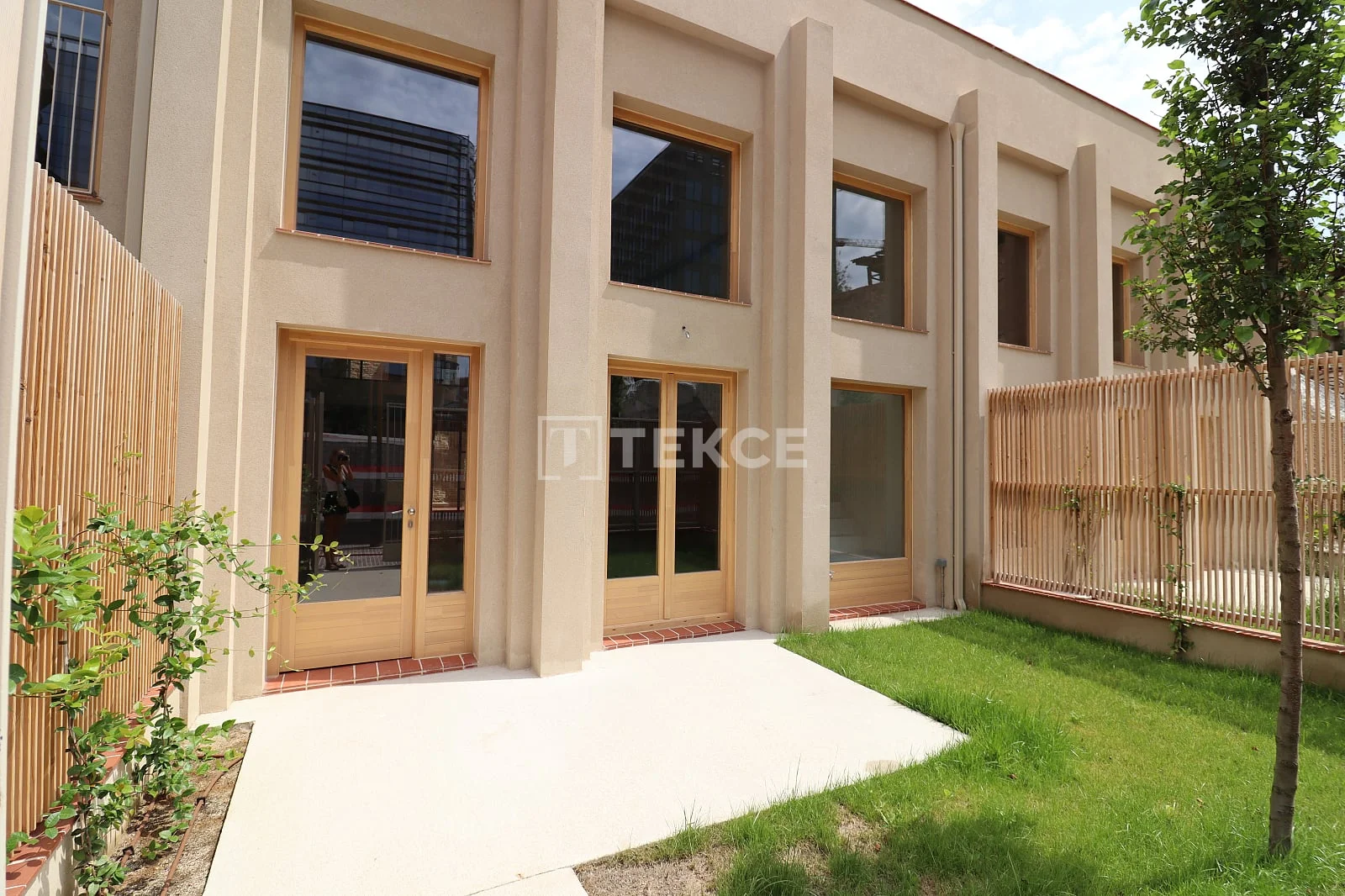 2-Bedroom Townhouse with Private Garden in Barcelona