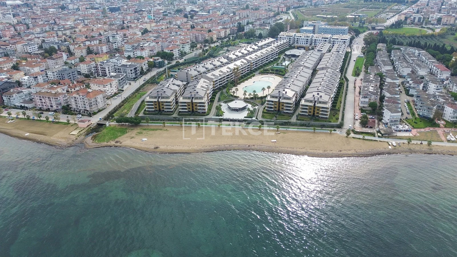 4-Bedroom Apartment with Private Garden on the Beach in Yalova