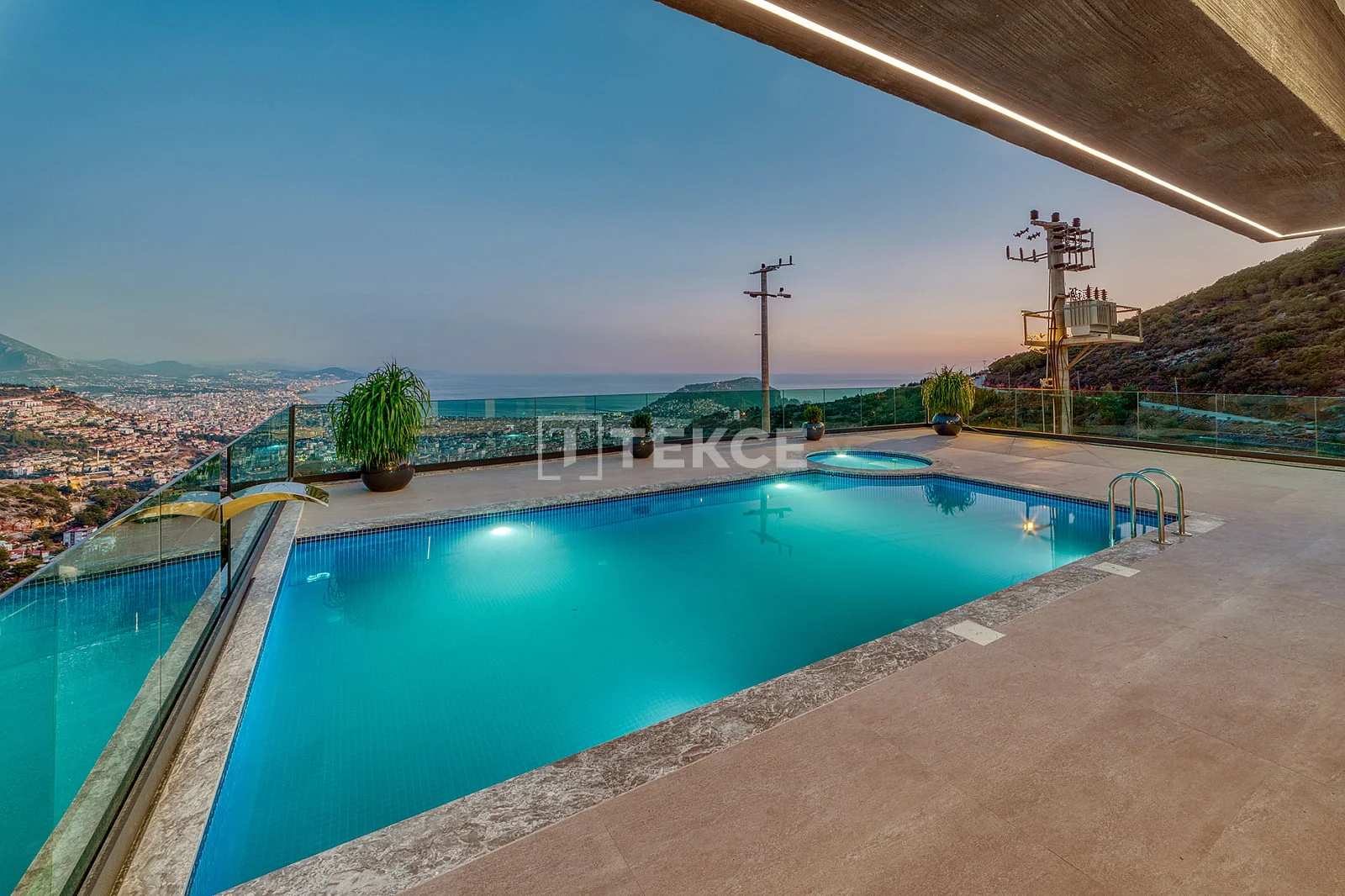 4-Bedroom Villa with Sea and City Views in Alanya