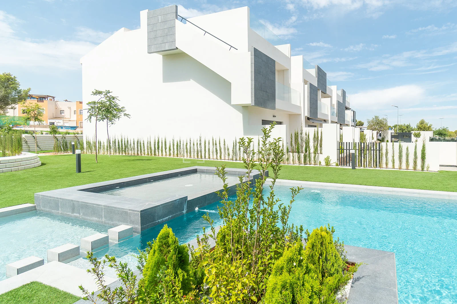 3-Bedroom Apartment with Terrace in Torrevieja, photo 2
