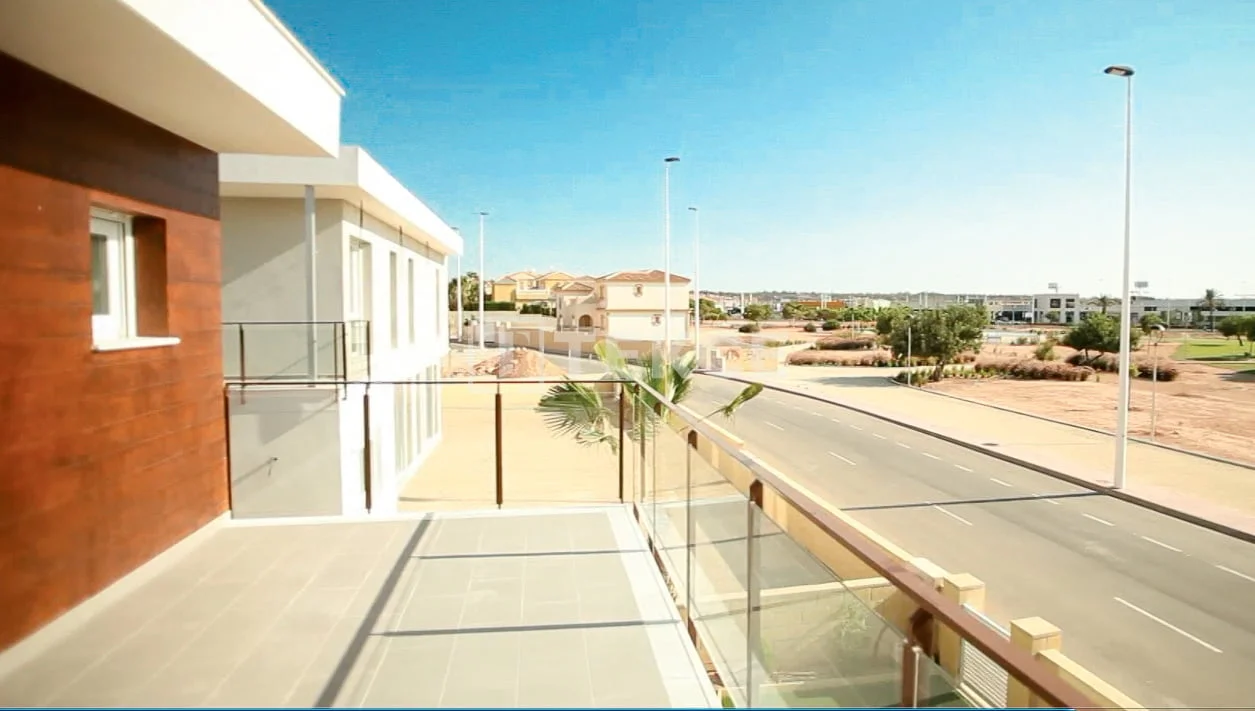 4-Bedroom Villa with Private Pool and Garden in Santa Pola, photo 4