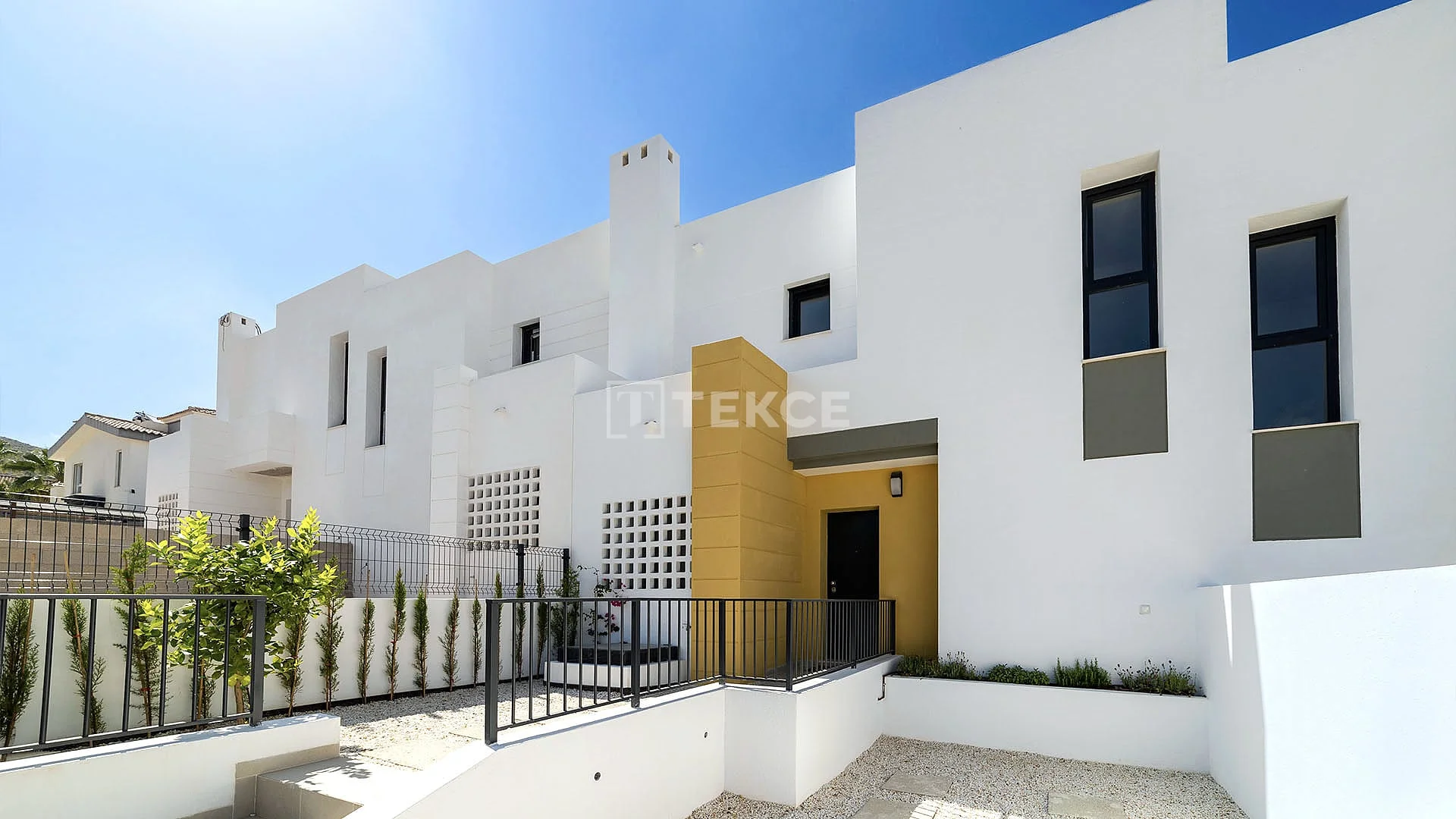 3-Bedroom Villa with Shared Pool in Alicante, photo 2