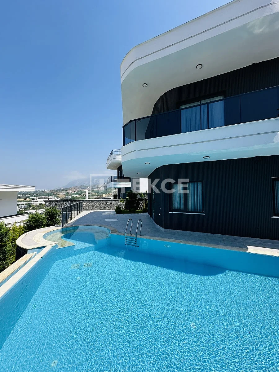 3-Bedroom Villa with Private Pool and Sea View in Alanya